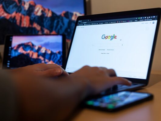 Las cookies son archivos creados por los sitios web mientras los usuarios navegan en ellos